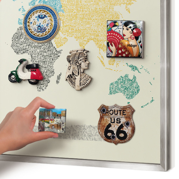Magneetbord voor souvenir magneten met zilveren lijst Wereldkaart