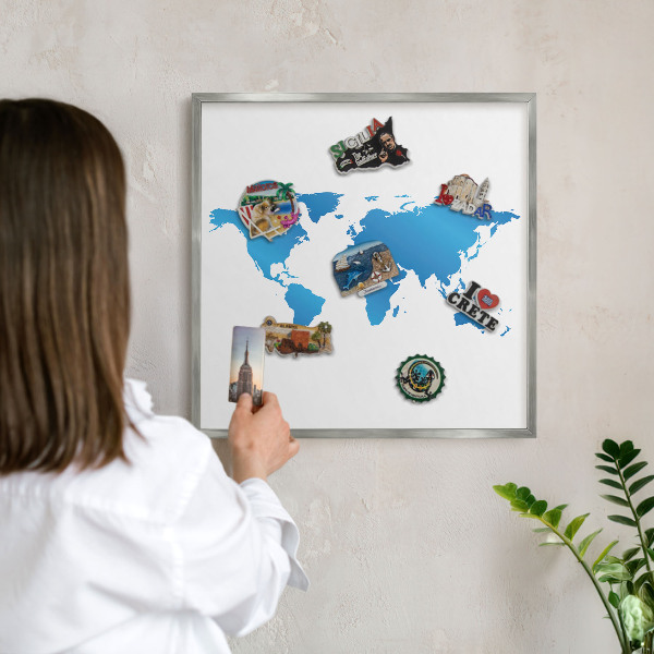 Magneetbord voor souvenir magneten met zilveren lijst Wereldkaart