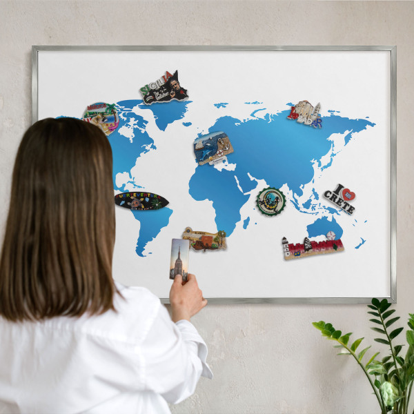 Magneetbord voor souvenir magneten met zilveren lijst Wereldkaart