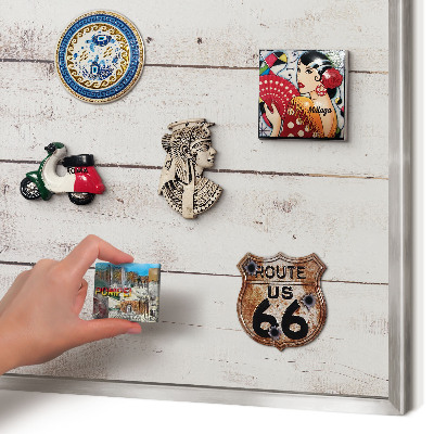 Magneetbord voor souvenir magneten met zilveren lijst Licht hout