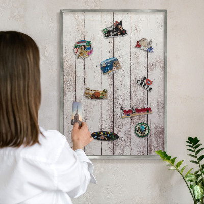 Magneetbord voor souvenir magneten met zilveren lijst Licht hout