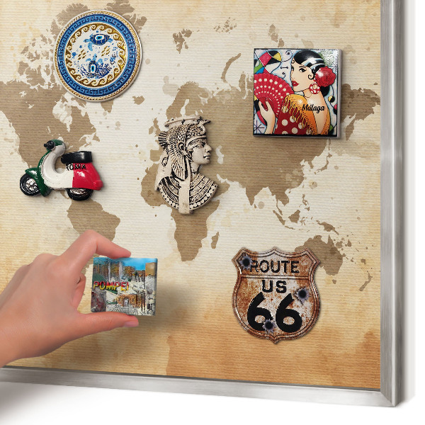 Decoratief metalen magneetbord in een zilveren lijst Wereldkaart