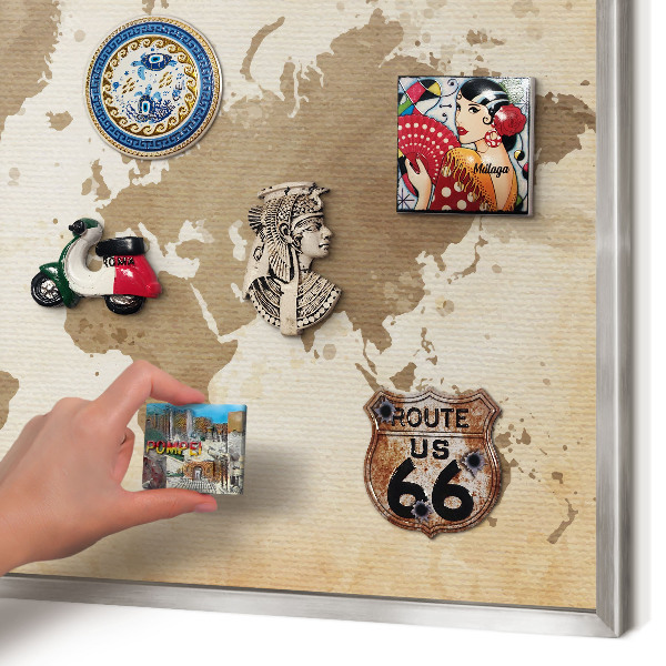 Decoratief metalen magneetbord in een zilveren lijst Wereldkaart