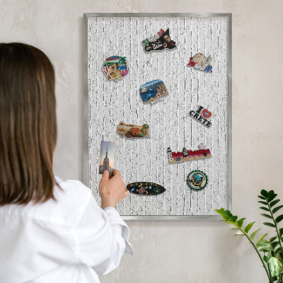 Magneetbord voor souvenir magneten met zilveren lijst Bakstenen muur