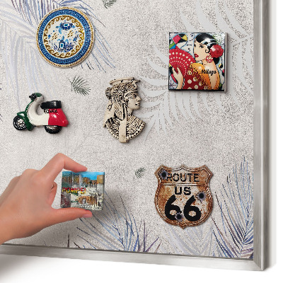 Decoratief metalen magneetbord in een zilveren lijst Bladrijke elegantie
