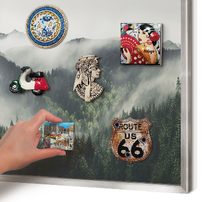 Magneetbord voor souvenir magneten met zilveren lijst Groene bergen