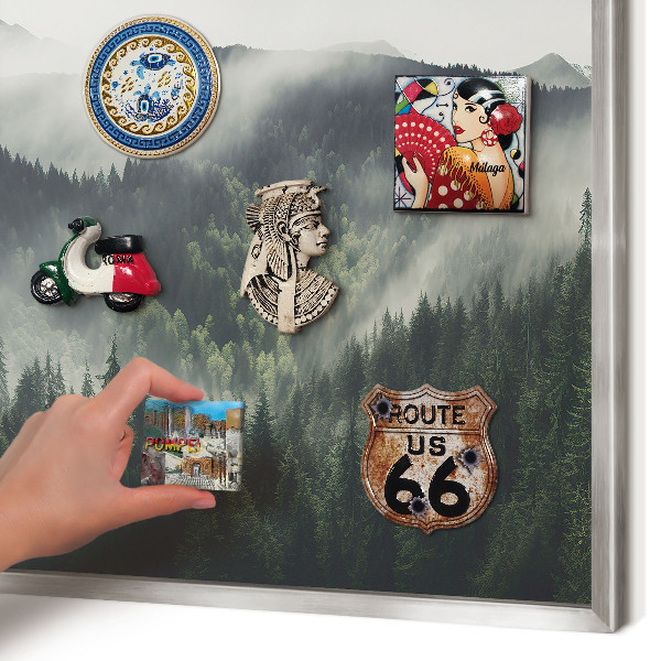 Magneetbord voor souvenir magneten met zilveren lijst Groene bergen