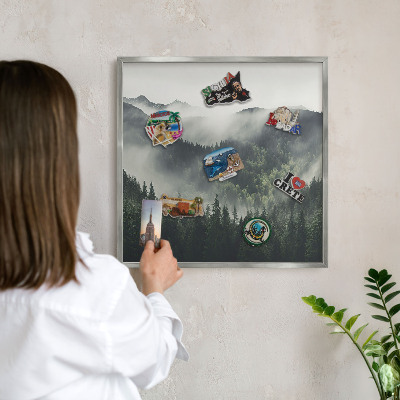 Magneetbord voor souvenir magneten met zilveren lijst Groene bergen