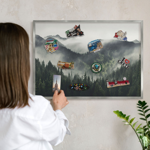 Magneetbord voor souvenir magneten met zilveren lijst Groene bergen