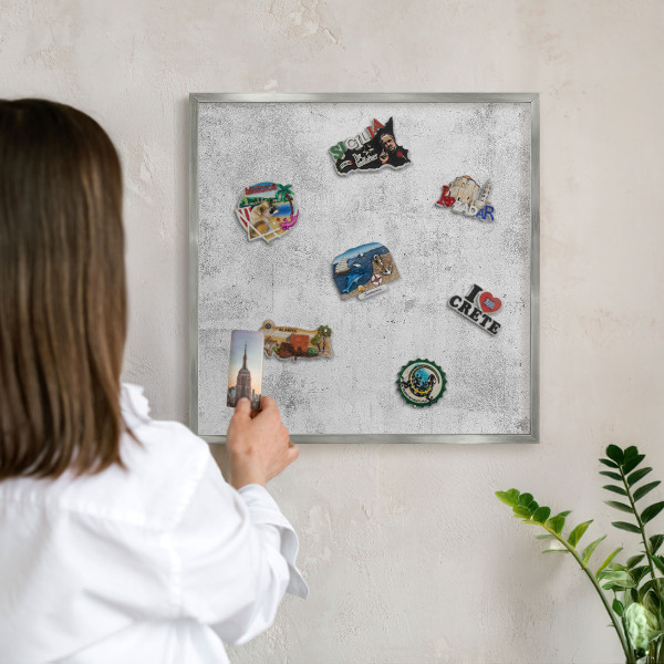 Magneetbord voor souvenir magneten met zilveren lijst Ruw beton