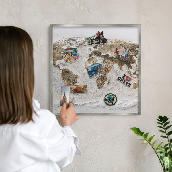 Decoratief metalen magneetbord in een zilveren lijst Reliëfkaart