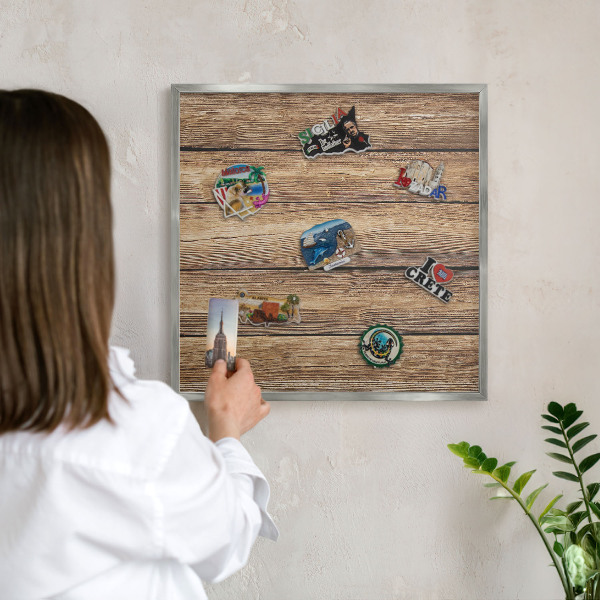 Magneetbord voor souvenir magneten met zilveren lijst Houtstructuur