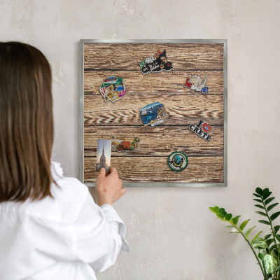 Magneetbord voor souvenir magneten met zilveren lijst Houtstructuur