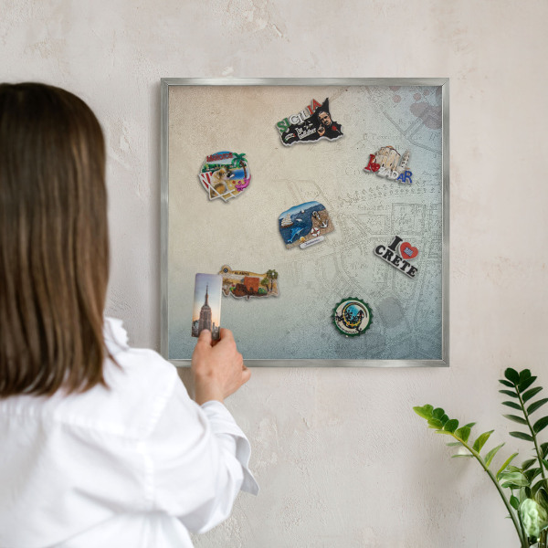 Magneetbord voor souvenir magneten met zilveren lijst Oude kaart