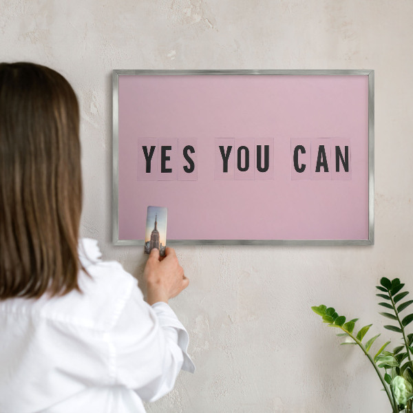 Decoratief metalen magneetbord in een zilveren lijst Motivatie elke dag