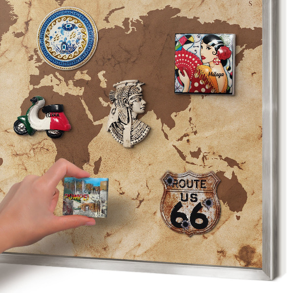 Decoratief metalen magneetbord in een zilveren lijst Wereldkaart