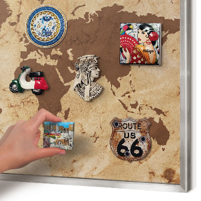 Decoratief metalen magneetbord in een zilveren lijst Wereldkaart