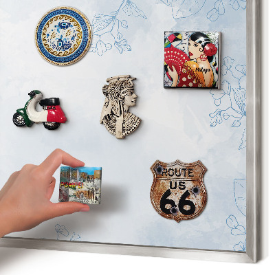 Decoratief metalen magneetbord in een zilveren lijst Bloemrijke elegantie