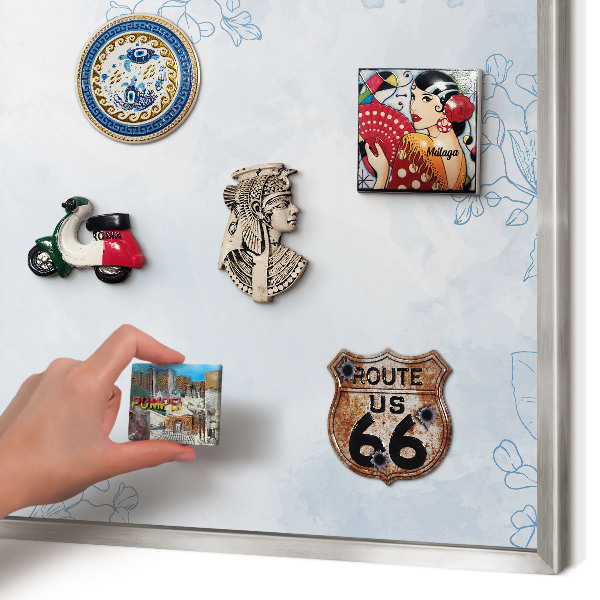 Decoratief metalen magneetbord in een zilveren lijst Bloemrijke elegantie