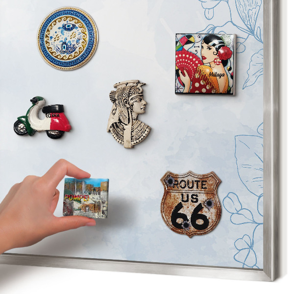 Decoratief metalen magneetbord in een zilveren lijst Bloemrijke elegantie