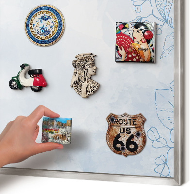 Decoratief metalen magneetbord in een zilveren lijst Bloemrijke elegantie