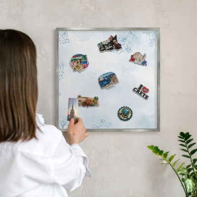 Decoratief metalen magneetbord in een zilveren lijst Bloemrijke elegantie