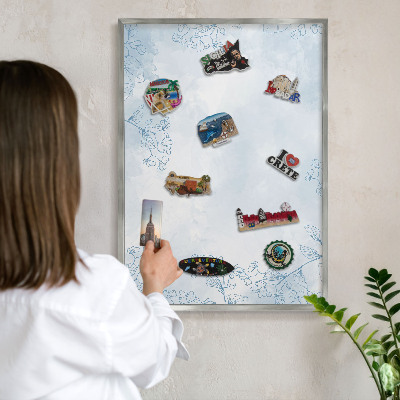 Decoratief metalen magneetbord in een zilveren lijst Bloemrijke elegantie