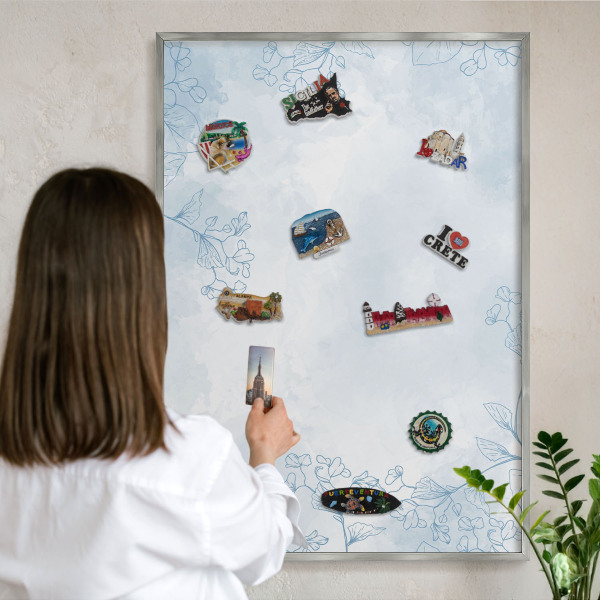 Decoratief metalen magneetbord in een zilveren lijst Bloemrijke elegantie