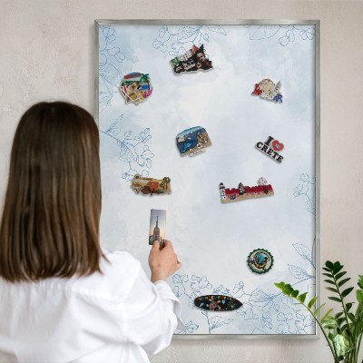 Decoratief metalen magneetbord in een zilveren lijst Bloemrijke elegantie