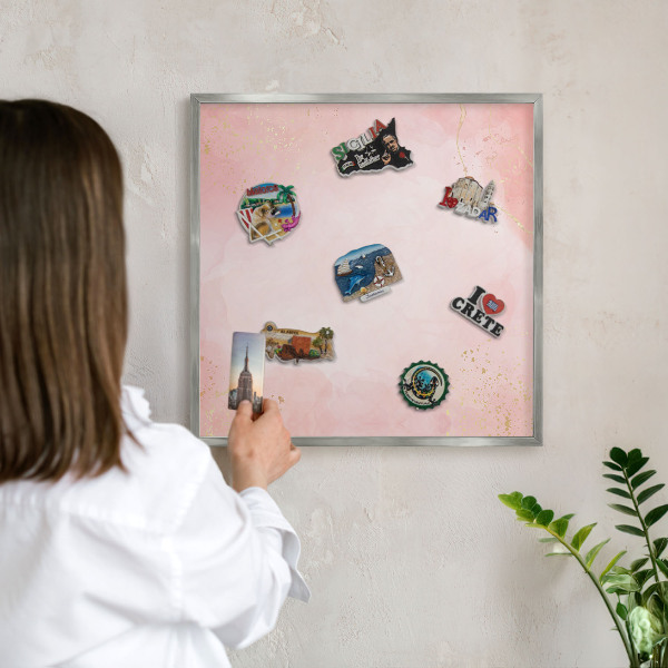Decoratief metalen magneetbord in een zilveren lijst Subtiele elegantie