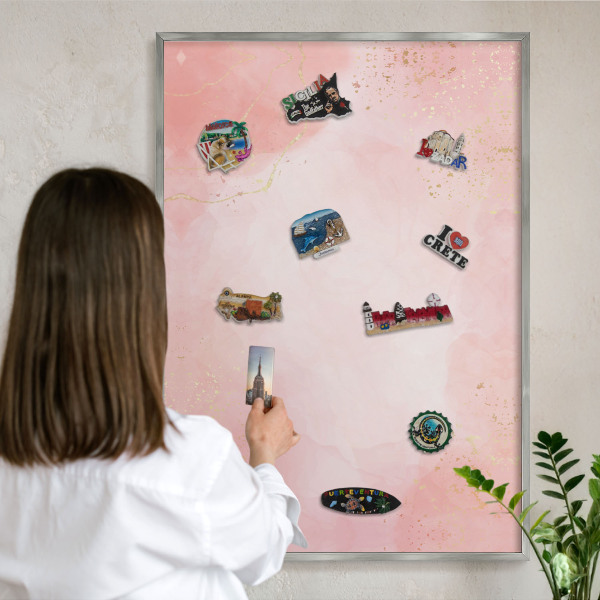 Decoratief metalen magneetbord in een zilveren lijst Subtiele elegantie