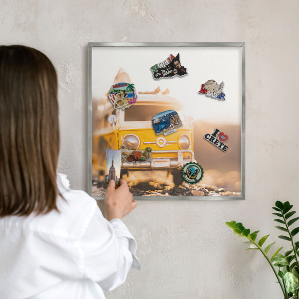 Decoratief metalen magneetbord in een zilveren lijst Retro reizen