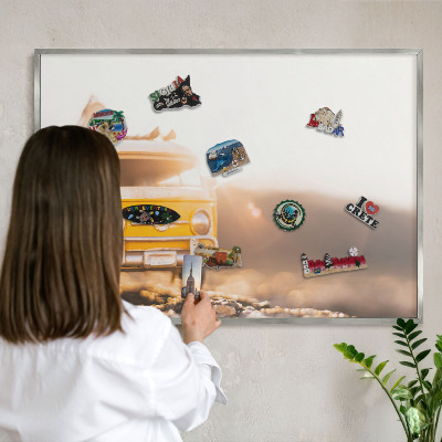 Decoratief metalen magneetbord in een zilveren lijst Retro reizen