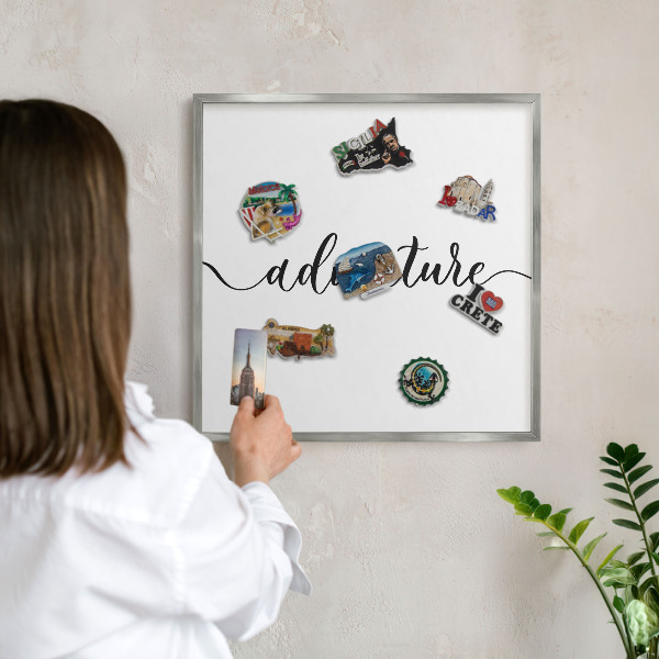 Magneetbord voor souvenir magneten met zilveren lijst Avontuur geschreven