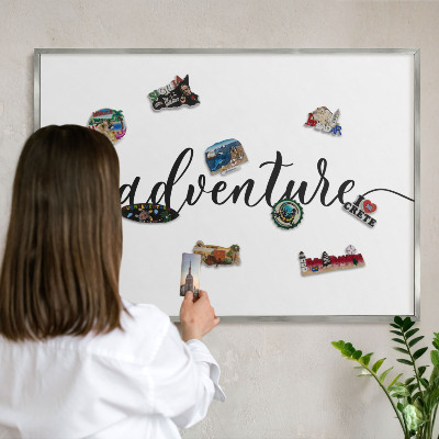 Magneetbord voor souvenir magneten met zilveren lijst Avontuur geschreven