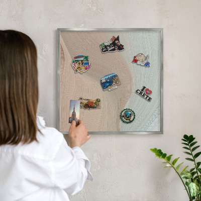 Decoratief metalen magneetbord in een zilveren lijst Pastelkleurige werveling