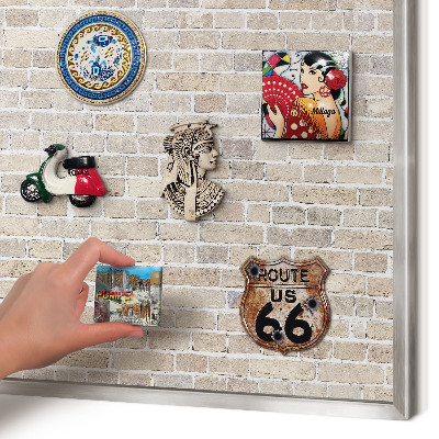 Decoratief metalen magneetbord in een zilveren lijst Baksteenpatroon