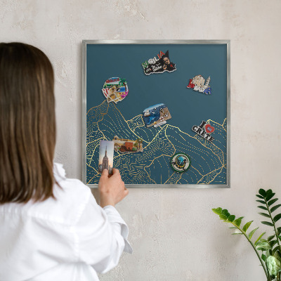 Magneetbord voor souvenir magneten met zilveren lijst Bergminimalisme