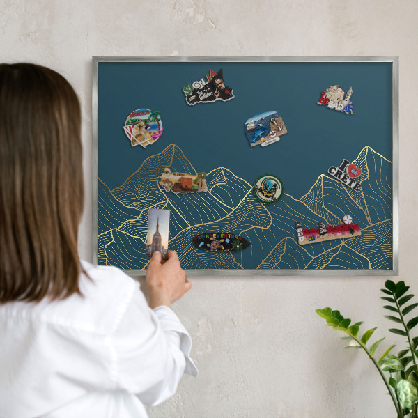 Magneetbord voor souvenir magneten met zilveren lijst Bergminimalisme