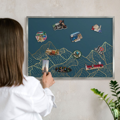 Magneetbord voor souvenir magneten met zilveren lijst Bergminimalisme