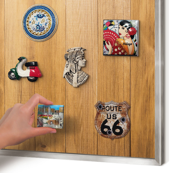 Decoratief metalen magneetbord in een zilveren lijst Houtstructuur