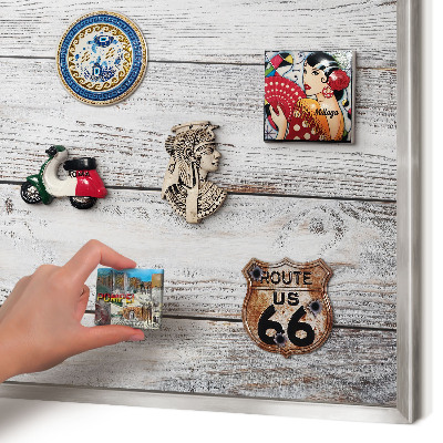 Decoratief metalen magneetbord in een zilveren lijst Rustiek hout