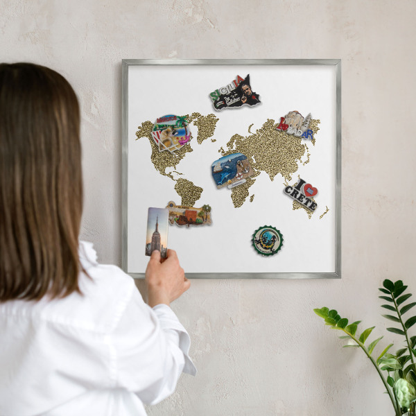 Magneetbord voor souvenir magneten met zilveren lijst Wereldkaart