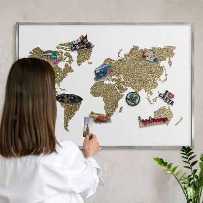 Magneetbord voor souvenir magneten met zilveren lijst Wereldkaart