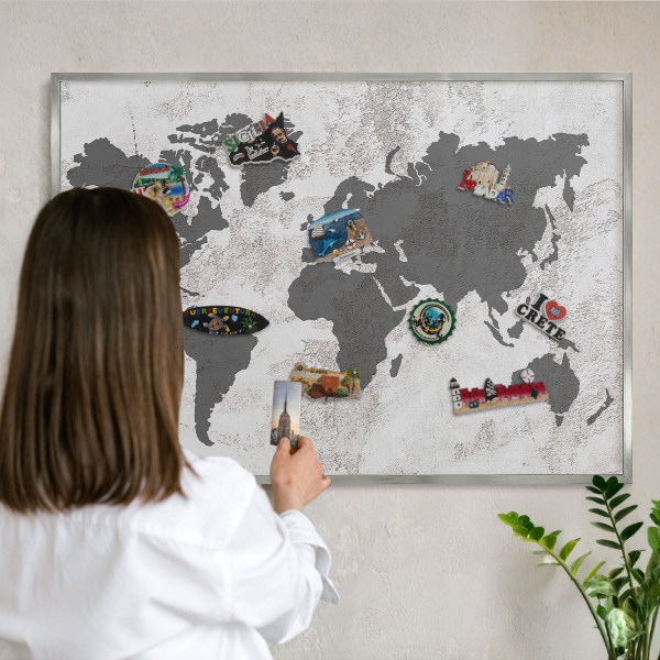 Decoratief metalen magneetbord in een zilveren lijst Wereldkaart