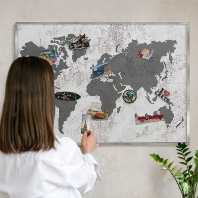 Decoratief metalen magneetbord in een zilveren lijst Wereldkaart