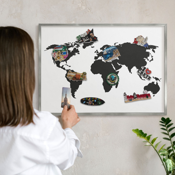 Decoratief metalen magneetbord in een zilveren lijst Wereldkaart