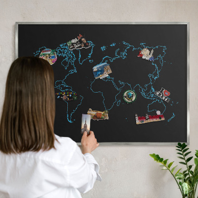 Magneetbord voor souvenir magneten met zilveren lijst Wereldkaart