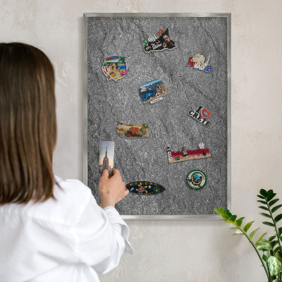 Decoratief metalen magneetbord in een zilveren lijst Grijze steen