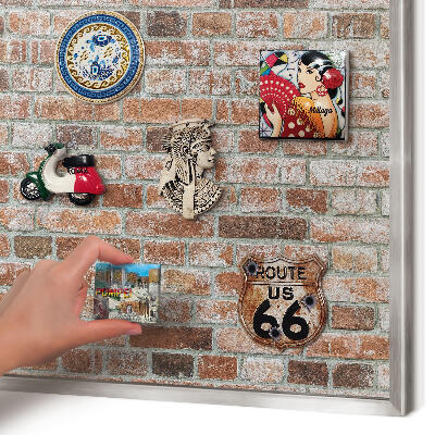 Magneetbord voor souvenir magneten met zilveren lijst Bakstenen muur